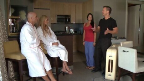 Couples massage in a hotel room turns into an oral foursome